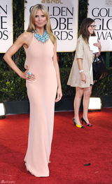 组图：69届金球奖海蒂-克拉姆蜜桃色礼服亮相