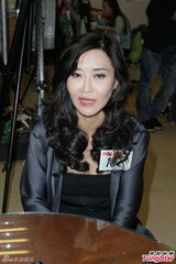 组图：叶玉卿半掩丰胸出镜 与谭咏麟接受专访