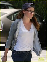 组图：暮光女休闲装素颜似学生