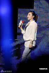 幻灯组图：张靓颖穿着简单朴素 歌友会祝福玉树灾民