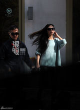 组图：黄志忠回京美女接机 亲密用餐