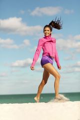 高清组图：《吸血鬼日记》女主角妮娜活力写真