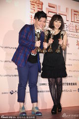 组图：林忆莲获最佳国语女歌手 常石磊代领