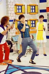 组图：胡夏台北节目唱新歌 挑战拉长音展唱功