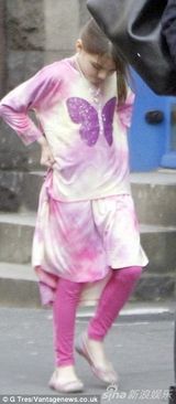 组图：凯蒂雅痞装扮 小苏瑞一身粉嫩拉门秀柔腰