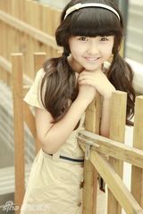 组图：张子枫拍温暖写真 甜美可人显萝莉范