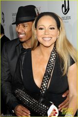 组图：玛丽亚吊绷带秀乳沟 与老公亲密走红毯