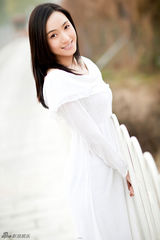 组图：黄小戈唯美纯白写真 简单朴素清澈温婉