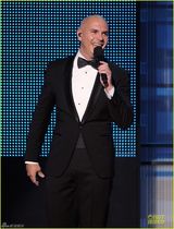 组图：钱婆Ke$ha联手Pitbull 扯衫露黑色胸衣