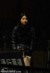 组图：郭晶晶素颜抵沪自推行李 寒风中苦等座驾