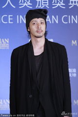 组图：日星小田切让装扮怪异 叉腰低调比V字