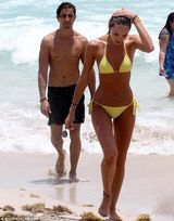 组图：超模坎蒂丝嫩黄比基尼戏水 湿身秀臀热辣