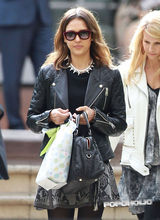 组图：阿尔芭透明黑丝外出购物 神色凝重满载归