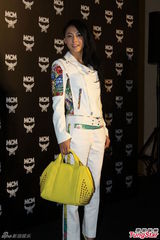 组图：张柏芝陈冠希同现上海 疑为避嫌拒采访