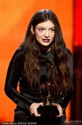 组图：Lorde获最佳流行歌手 红黑唇个性献唱