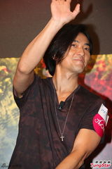 组图：郑伊健心疼老婆禁熬夜 拒生宝宝没动摇