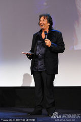 组图：帕西诺获颁导演万岁奖 与小女友分享喜悦