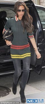 组图：贝嫂以招牌扑克脸示人 撞色连衣裙潮范足