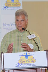 组图：黄德斌积极健身练肌肉 与史毕兹同台活动