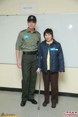 组图：何超仪演监犯 与王浩信做苦情鸳鸯