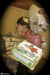 组图：吴尊文莱携女接妻儿出院 一家四口首曝光