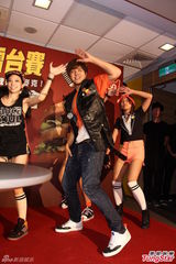 组图：罗志祥戴假发上阵 自豪反串扮相漂亮