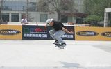幻灯图：夏雨助阵滑板公园 秀滑板技巧谈新生活