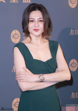 组图：关之琳出席爱彼女皇杯庆祝派对显老态