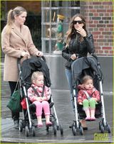 组图：杰西卡-帕克皮衣酷帅 推双胞胎女儿出游