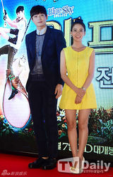 组图：郑珍云韩胜妍亮相《丛林的传说》红毯式