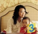 组图：王艳与儿子亲昵照曝光 大秀母子温馨