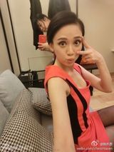 组图：陈乔恩高举相机自拍 露黑色内衣秀乳沟