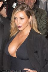 组图：金-卡戴现身首映礼 霸气露奶巨乳荡漾