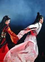 组图：张晓晨李晟穿越秋晚 演绎武侠版“晨晟恋”