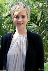 组图：23岁劳伦斯短发LOOK清爽 被指借鉴贝嫂