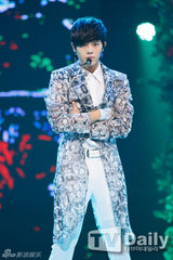 组图：《M Countdown》2NE1夺冠 金宇彬主持