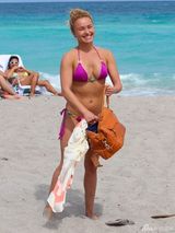 组图：女星海顿潘妮蒂尔海滩度假 比基尼秀美胸