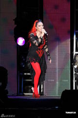 组图：阿妹身著爆乳装开唱 歌迷现场点唱饱耳福