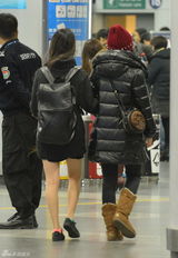 组图：小彩旗机场大方素颜示人 裸腿穿超短裙