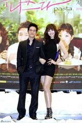 高清图：孔孝真李善均携手演新剧 两女主角美腿PK