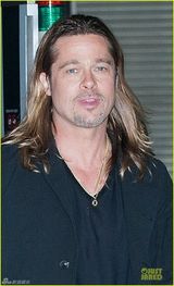 组图：布拉德-皮特韩国宣传新片 长发造型微胖