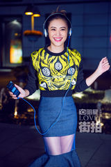 明星爱街拍：应采儿辣妈街拍 美艳依旧如夜精灵