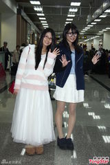 组图：AKB48两成员来台近百粉丝冷静接机