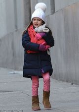 组图：凯蒂赴百老汇演出 女儿抱小熊同行温馨