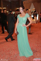 组图：汪圆圆婚礼甜蜜长吻 吴君如李嘉欣等到场