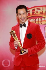 组图：TVB台庆颁奖郑嘉颖着红色西装帅气领奖 