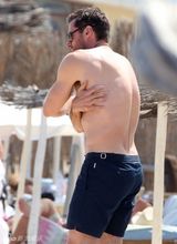 “金刚狼”杰克曼带子女海边玩耍 身材健壮(图)