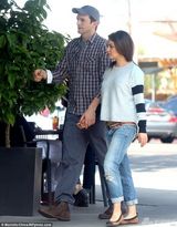 组图：库切与未婚妻秀恩爱 米拉小腹隆起显孕相