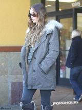 高清图：梅根-福克斯素颜挺大肚出街 老公护驾