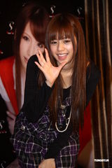 组图：女优佐山爱与瑠川里菜抵台与粉丝互动